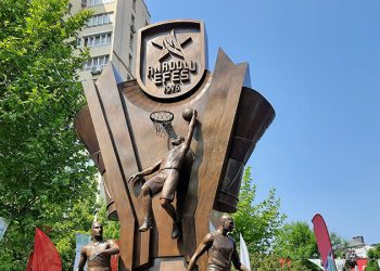 Anadolu Efes’in Euroleague şampiyonluk heykeli törenle açıldı