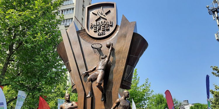 Anadolu Efes’in Euroleague şampiyonluk heykeli törenle açıldı