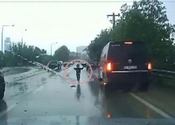 Ani manevra yapan aracın kapısı açıldı, çocuk yola savruldu