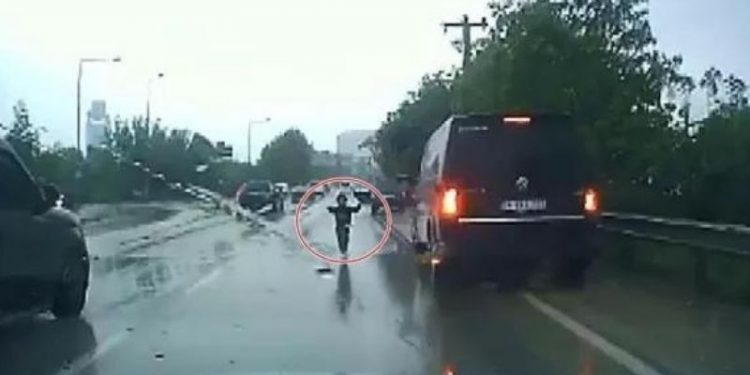 Ani manevra yapan aracın kapısı açıldı, çocuk yola savruldu