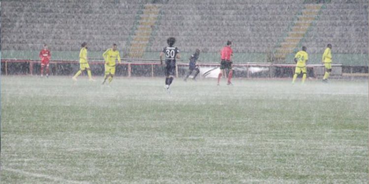 Aniden bastıran dolu karşılaşmaya ara verdirdi