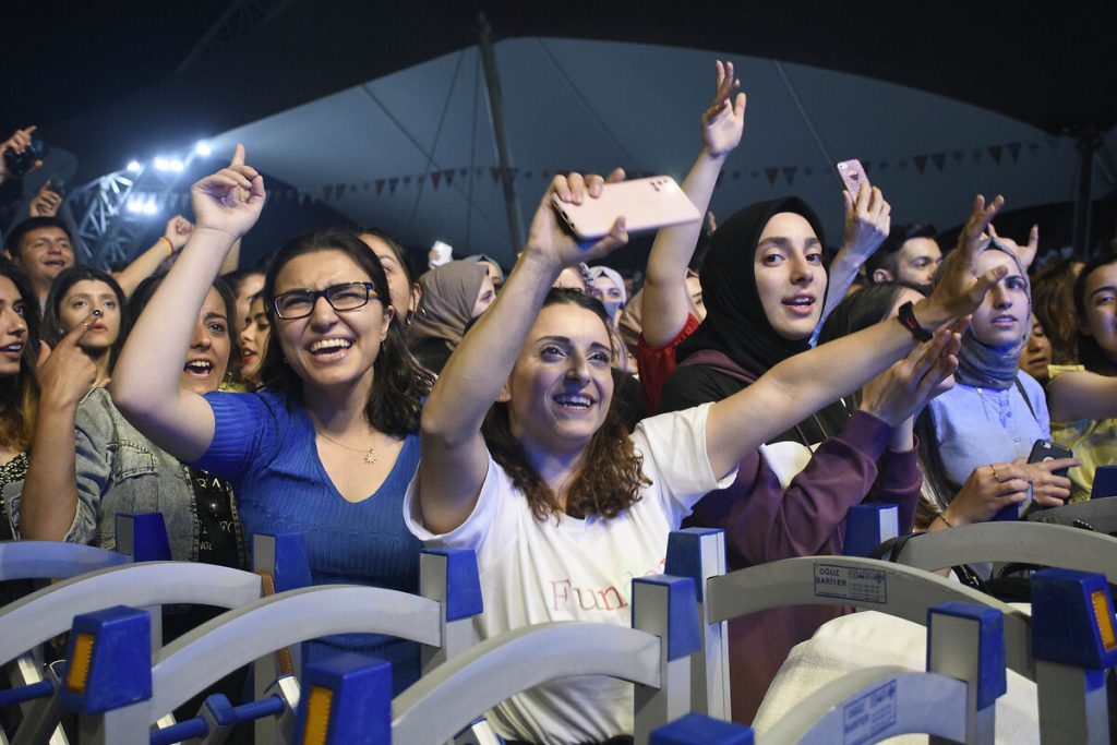 Anket: Genç seçmenin yüzde 20’si kararsız ya da oy kullanmayacak