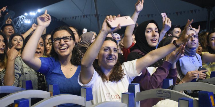 Anket: Genç seçmenin yüzde 20’si kararsız ya da oy kullanmayacak