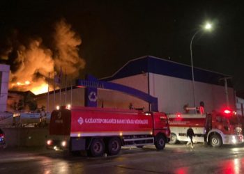 Antep'te geri dönüşüm fabrikasında yangın: Müdahale sürüyor