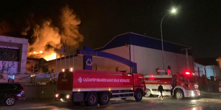 Antep'te geri dönüşüm fabrikasında yangın: Müdahale sürüyor