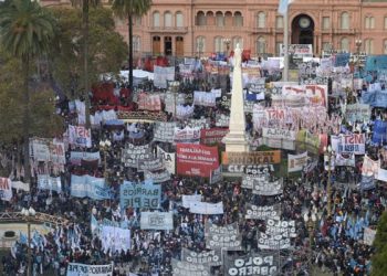 Arjantin'de halk yüzde 60'a dayanan enflasyona karşı sokağa döküldü