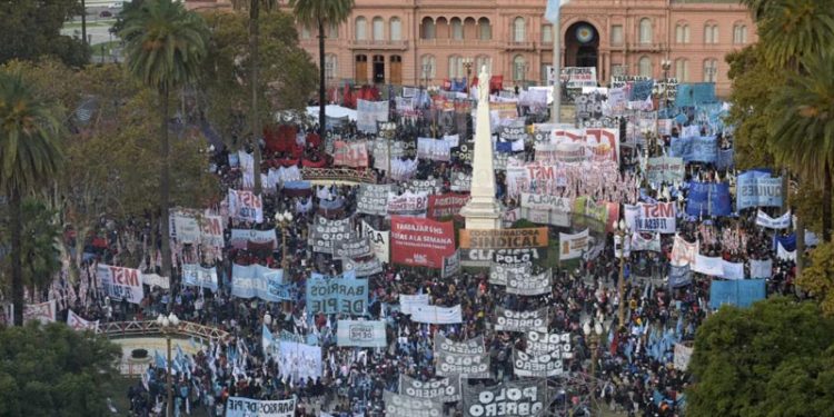 Arjantin'de halk yüzde 60'a dayanan enflasyona karşı sokağa döküldü