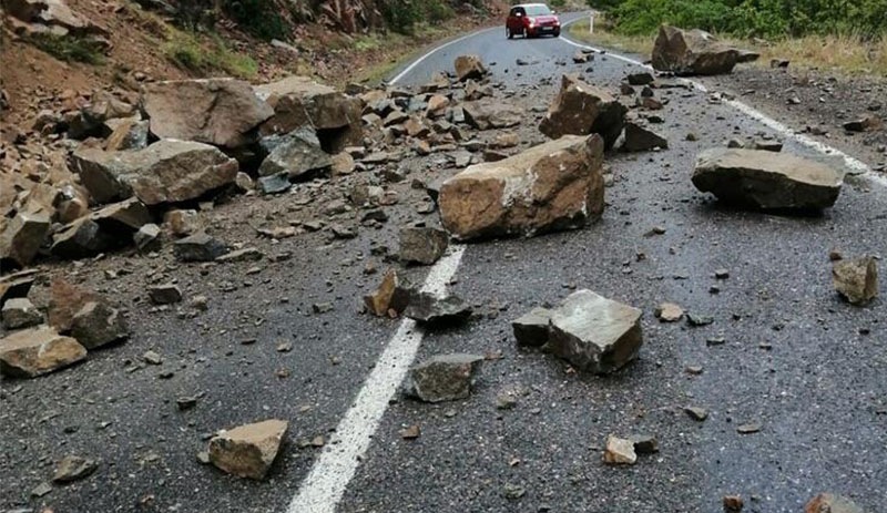 Artvin'de kayaların düştüğü yol, ulaşıma kapandı