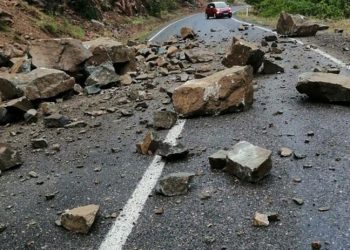 Artvin'de kayaların düştüğü yol, ulaşıma kapandı