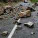 Artvin'de kayaların düştüğü yol, ulaşıma kapandı