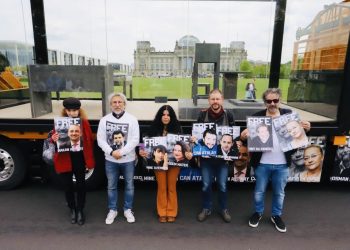 Aslı Erdoğan’dan kelepçeli Gezi Davası protestosu