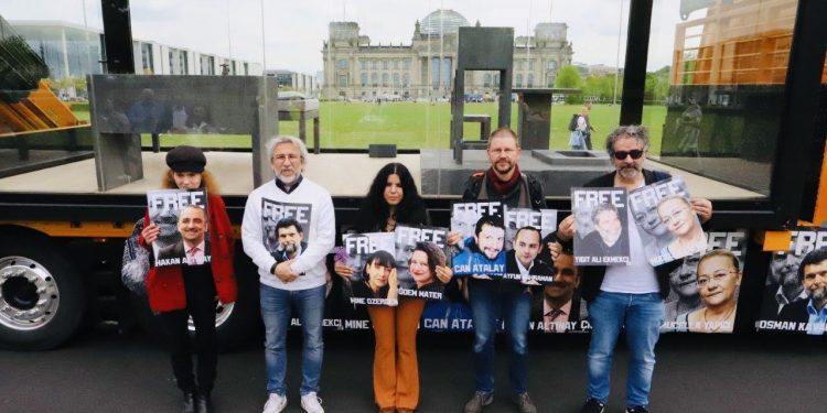 Aslı Erdoğan’dan kelepçeli Gezi Davası protestosu