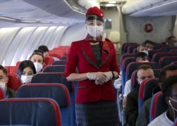 Avrupa'da birçok uçuşta maske zorunluluğu kalkıyor