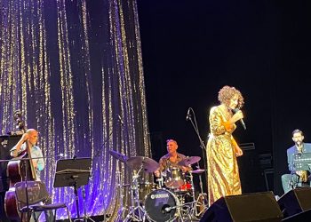 Aynur Doğan, Açık Hava Tiyatrosu’nda dinleyicilerle buluştu: İki dilde de şarkı söyleyebiliriz