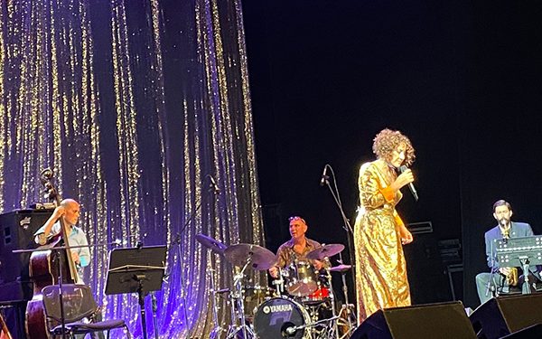 Aynur Doğan, Açık Hava Tiyatrosu’nda dinleyicilerle buluştu: İki dilde de şarkı söyleyebiliriz