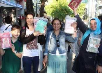 Ağaçlar kitap açtı: 5 bin kitap dakikalar içinde toplandı