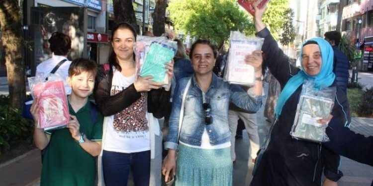 Ağaçlar kitap açtı: 5 bin kitap dakikalar içinde toplandı