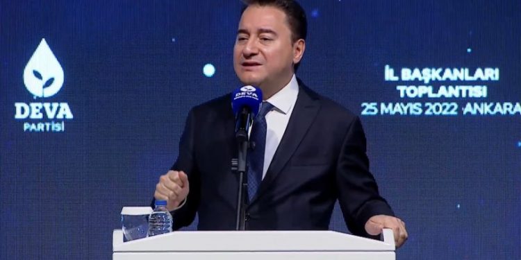 Babacan: İktidara geldiğimizde kimsenin tweet atarken eli titremeyecek