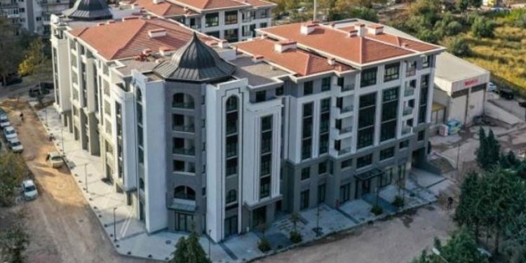 Bakan Kurum'un 'itiraf' gibi yanıtı gerçekleri ortaya çıkardı: 'İzmir deprem konutları eksik teslim edildi'