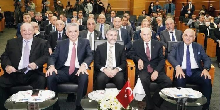 Bakan Nebati’nin toplantısına katılan iş insanı: Ekonomiyi bilmiyor, bu kafayla kendi mağazalarını nasıl ayakta tuttuğunu anlamıyorum