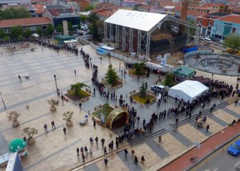 Bedava sebze fidesi için vatandaşlar kuyruğa girdi