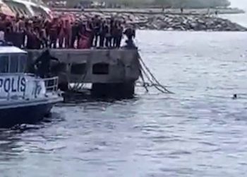 Belediye başkanının da içinde olduğu tekne Maltepe'ye yanaştırılmadı; CHP ilçe başkanı denize atladı