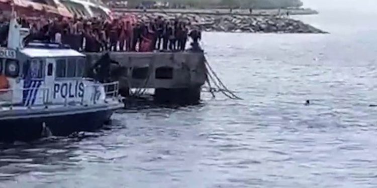 Belediye başkanının da içinde olduğu tekne Maltepe'ye yanaştırılmadı; CHP ilçe başkanı denize atladı