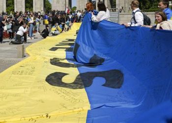 Berlin polisi Zafer Günü töreninde açılan Ukrayna bayrağını yasakladı, Kiev tepki gösterdi