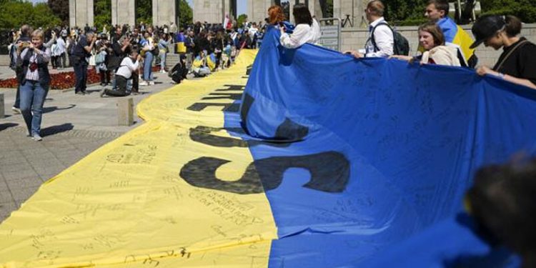 Berlin polisi Zafer Günü töreninde açılan Ukrayna bayrağını yasakladı, Kiev tepki gösterdi