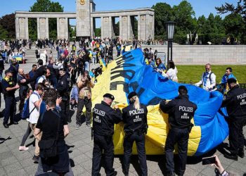 Berlin'de Zafer Günü töreninde ne Rus ne de Ukrayna bayrağına izin verilmedi, Kiev tepki gösterdi