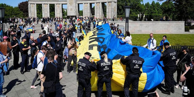 Berlin'de Zafer Günü töreninde ne Rus ne de Ukrayna bayrağına izin verilmedi, Kiev tepki gösterdi
