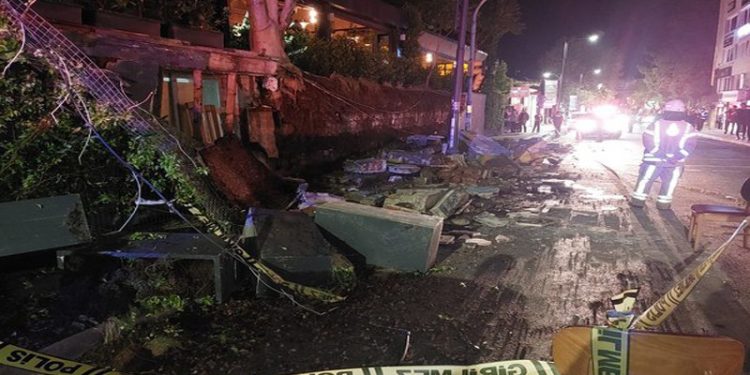 Beşiktaş'ta istinat duvarı çöktü: 1 kişi öldü, 1 kişi yaralandı
