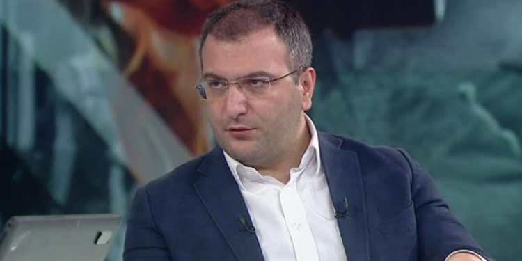 Beşiktaş'tan Cem Küçük'e çok sert yanıt: "Gazeteci müsveddesi, bunun şamarı ağır olur"