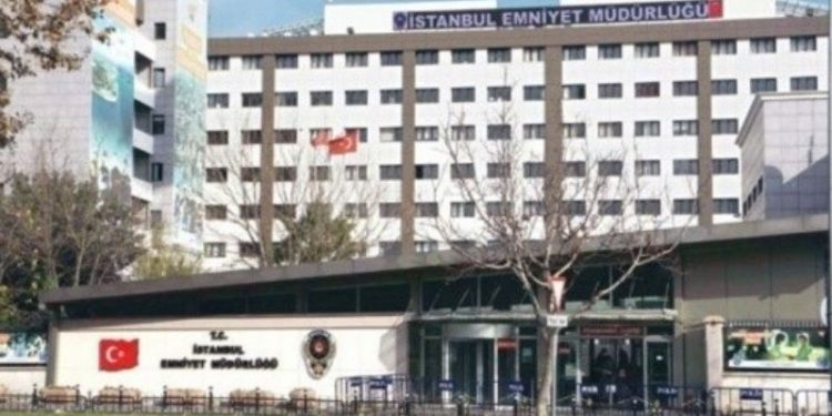 Bir yurttaş İstanbul Emniyet Müdürlüğü önünde intihar etmek istedi