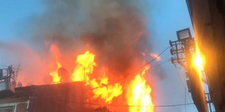 Bolvadin’de çıkan yangında 15 iş yeri alevlere teslim oldu