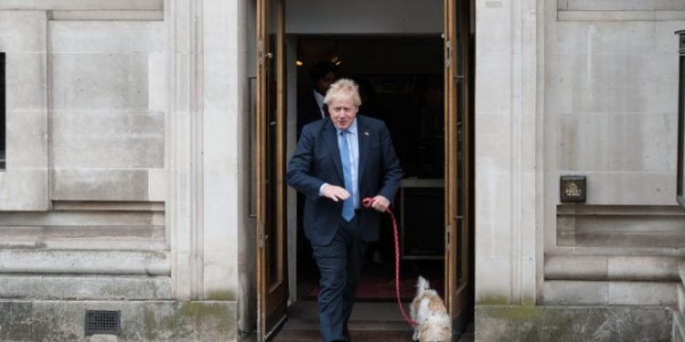 Boris Johnson liderliği için yeni bir test: İngiltere yerel seçimler için sandık başında