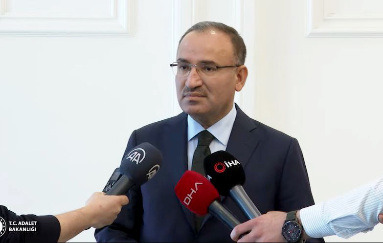 Bozdağ: Türkiye’de tweet attı diye soruşturma açılan bir kişi yok, tweete yazılanlardan dolayı açılıyor