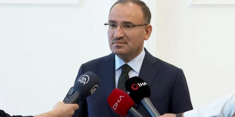 Bozdağ: Türkiye’de tweet attı diye soruşturma açılan bir kişi yok, tweete yazılanlardan dolayı açılıyor
