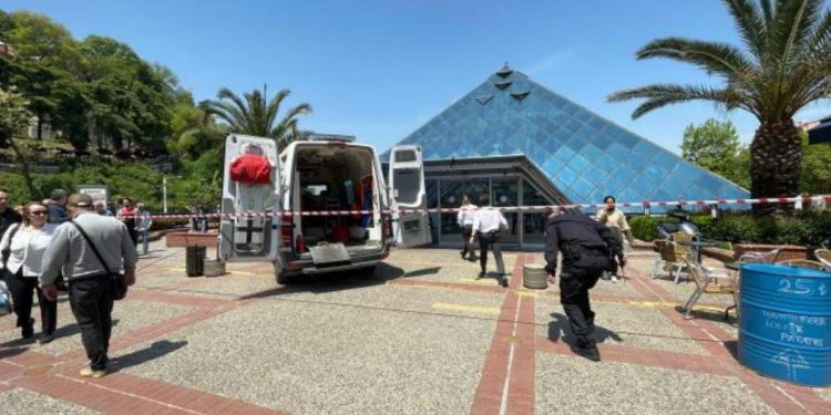 Bursa’da AVM’de yangın çıktı; tavan çöktü