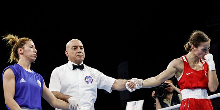 Buse Naz Çakıroğlu, Dünya Kadınlar Boks Şampiyonası'nda çeyrek finalde