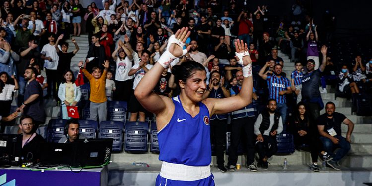 Busenaz Sürmeneli, Dünya Kadınlar Boks Şampiyonası'nda çeyrek finalde