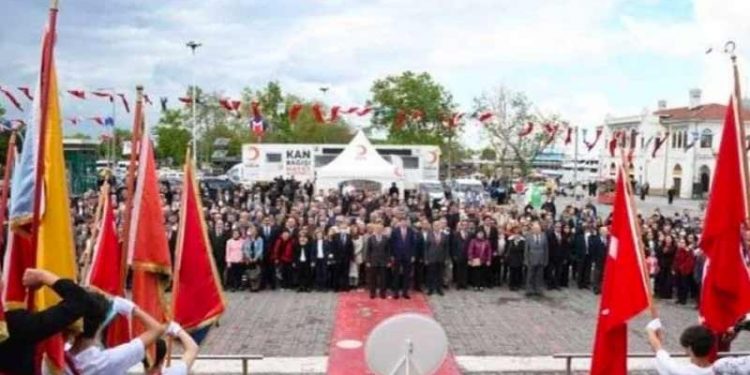 CHP Kadıköy İlçe Teşkilatı'nın 19 Mayıs törenine, MHP’li bir grup saldırdı