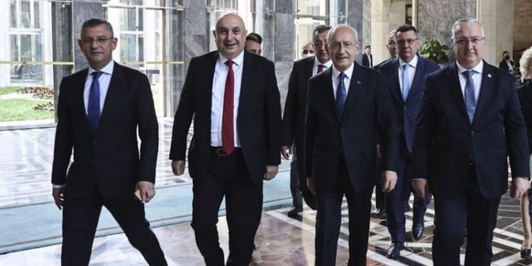 CHP'den 102 vekille saha çalışması: 2023 seçimleri için nabız tutulacak