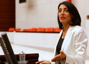 CHP’li Nurhayat Altaca Kayışoğlu’ndan Meclis’te şarkılı protesto