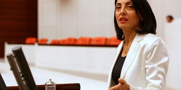 CHP’li Nurhayat Altaca Kayışoğlu’ndan Meclis’te şarkılı protesto