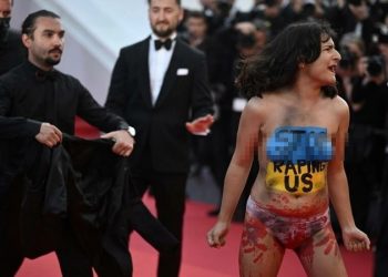 Cannes'da kırmızı halı üstünde çıplak protesto