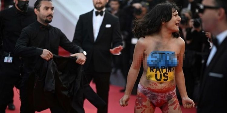 Cannes'da kırmızı halı üstünde çıplak protesto