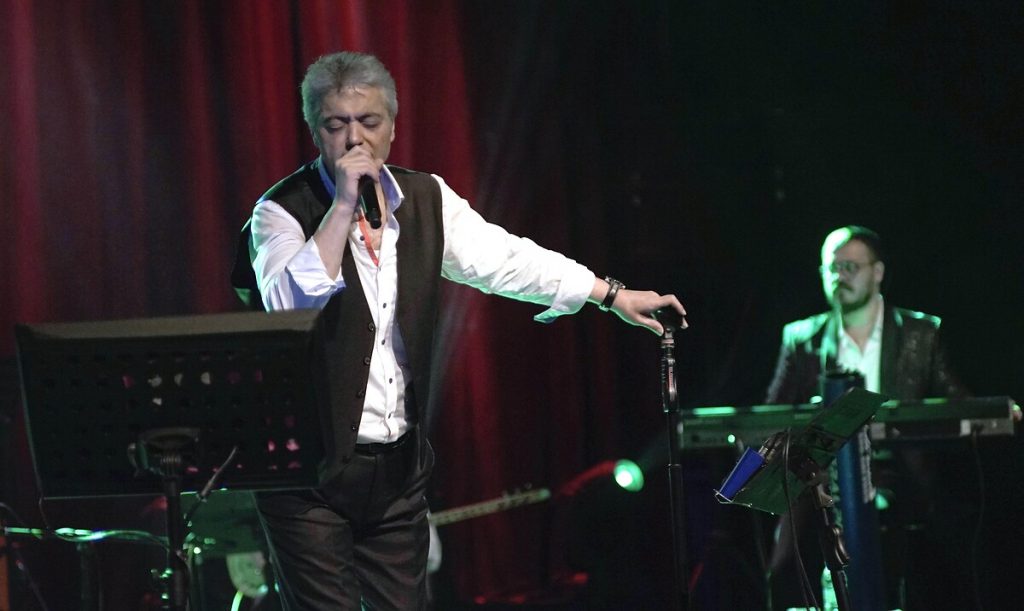 Cengiz Kurtoğlu’nun konserinde silahlı kavga: Seken kurşun 3 yaşındaki çocuğa isabet etti