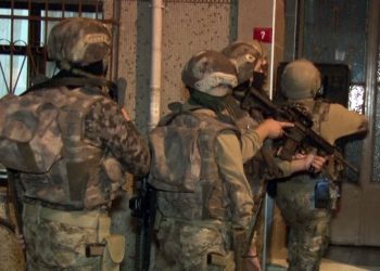 Cizre’de polis mahalleyi ablukaya alıp evleri bastı