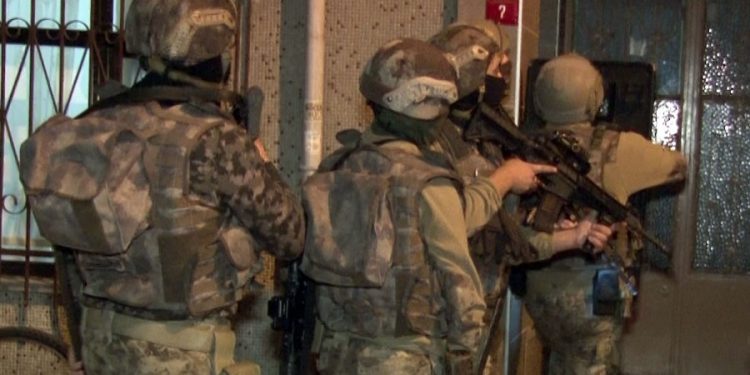 Cizre’de polis mahalleyi ablukaya alıp evleri bastı